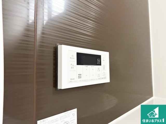 東淀川区大桐　新築一戸建ての発電・温水設備|給湯器リモコン（浴室側）省エネタイプの給湯器でお湯はり・追い炊き自由自在！お子様から高齢者の方まで、みんなが操作しやすいボタン配置です。