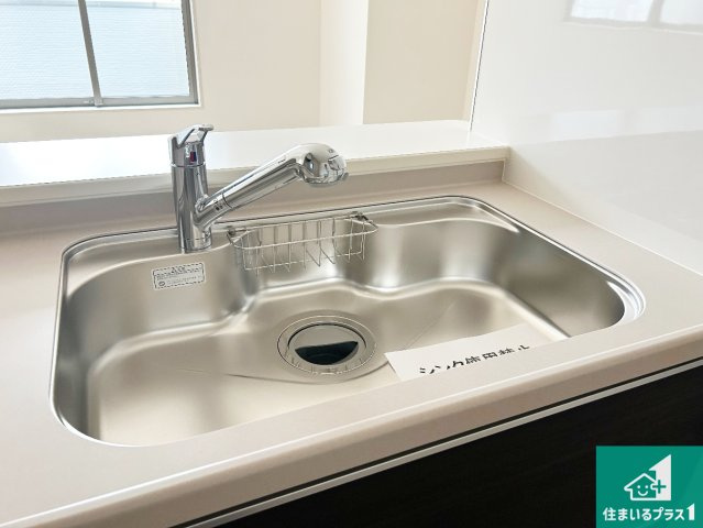 東淀川区大桐　新築一戸建ての設備|蛇口の先端に浄水器を内蔵しています！原水と浄水、お湯と冷水、シャワーの切替えがワンタッチなので用途によって使い分けられます。