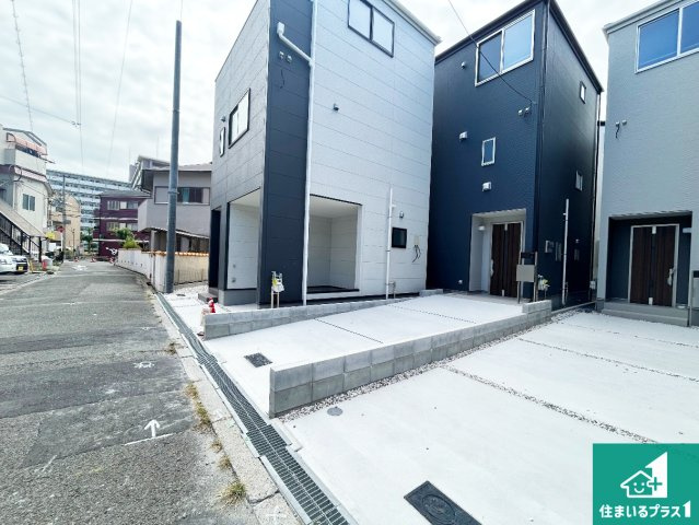東淀川区大桐　新築一戸建ての前面道路含む現地写真|周辺は閑静な住宅街！前面道路広々で車の出し入れも便利です。駐車が苦手な方でも安心して車庫入れできます！