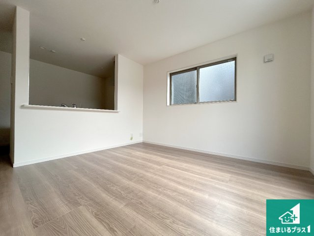 東淀川区大桐　新築一戸建ての居間・リビング|日当たり良好の明るいリビングで朝の目覚めもスッキリできそう！対面キッチンでご家族のコミュニケーションも自然と増える設計！小さなお子様が遊ぶスペースを作っても広々とくつろげるLDK！