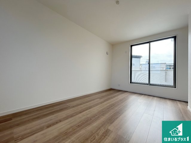 東淀川区大桐　新築一戸建ての洋室|シンプルな洋室は、自分好みのインテリアが楽しめます♪ご家族とインテリアや家具を選びに行くのは新築購入時の醍醐味の一つです。ぜひお楽しみください♪