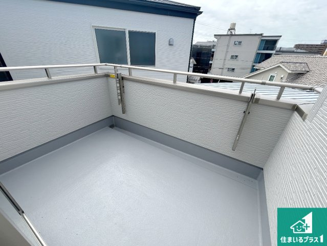東淀川区大桐　新築一戸建てのバルコニー|ワイドバルコニーは洗濯物を干すスペースが広いのでご家族が多くても安心！