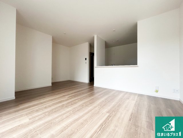 東淀川区大桐　新築一戸建ての居間・リビング|太陽の光が差し込むとっても明るいリビング！思わず微笑みたくなる居心地の良さ。家族団らんの時間も増えそうなくつろぎのＬＤＫで、住む人のこだわりを活かすゆとりある空間♪