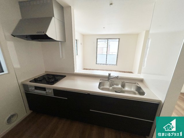 東淀川区大桐　新築一戸建てのキッチン|収納豊富！浄水器付きキッチン！お子さまの様子を見ながらお料理を楽しむことができますね。家族のコミュニケーションが増え会話もはずみそう！