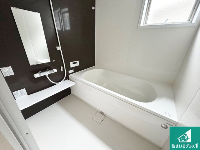 東淀川区大桐　新築一戸建ての浴室|足をゆったり伸ばして一日の疲れを癒してくれる浴槽。窓は少し高めに設置することで、外部からの視線も気にならない設計にし、かつ差し込む光が明るく穏やかな雰囲気にしてくれます！