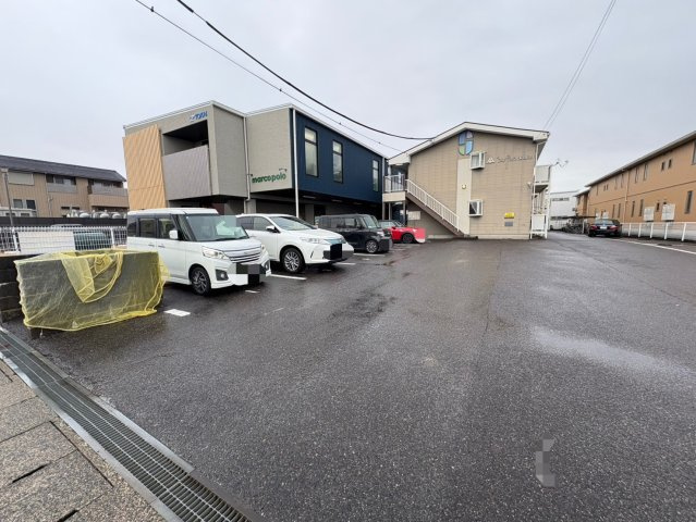 Surplus太田Aの駐車場