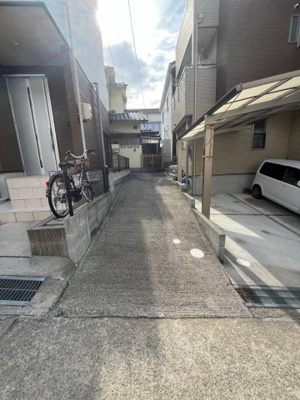 【前面道路含む現地写真】 | 東区温品二丁目　戸建 | ※敷地延長により接道しています