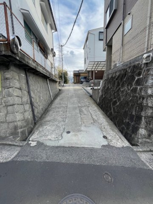 【前面道路含む現地写真】 | 東区温品二丁目　戸建 | ※敷地延長により接道しています