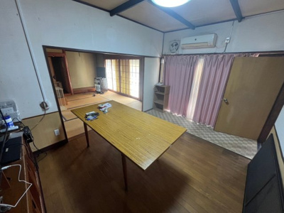 【居間・リビング】 | 東区温品二丁目　戸建 | 10.5LDK　隣室に8帖和室があり開放感があります