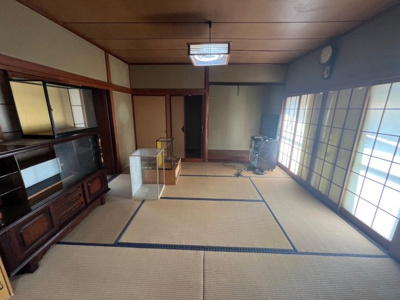 【和室】 | 東区温品二丁目　戸建 | 1階8帖和室　床の間、仏間のある古風な和室