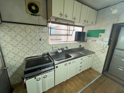 【キッチン】 | 東区温品二丁目　戸建 | 勝手口のあるキッチン