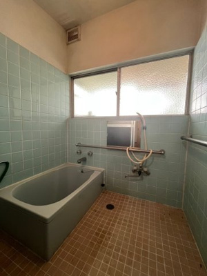 【浴室】 | 東区温品二丁目　戸建 | 広い浴室