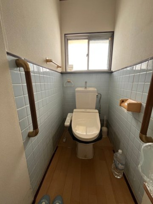 【トイレ】 | 東区温品二丁目　戸建 | トイレに窓あり