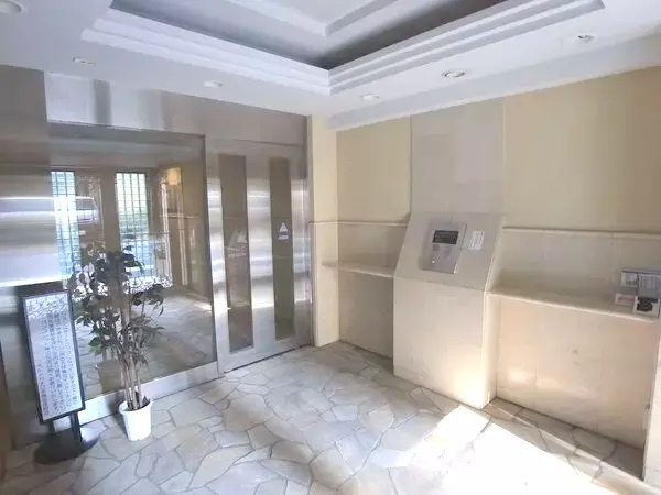 フォルトゥナ日本橋　8階　角　部屋　リ　フォーム済のエントランス