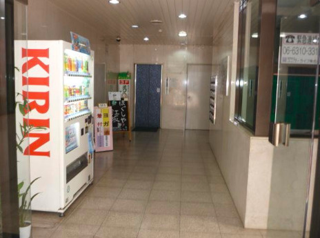 丸萬ビルのロビー|建物の内部です