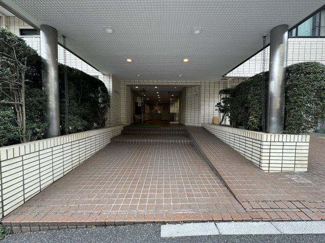 ディアプラザ根津のエントランス