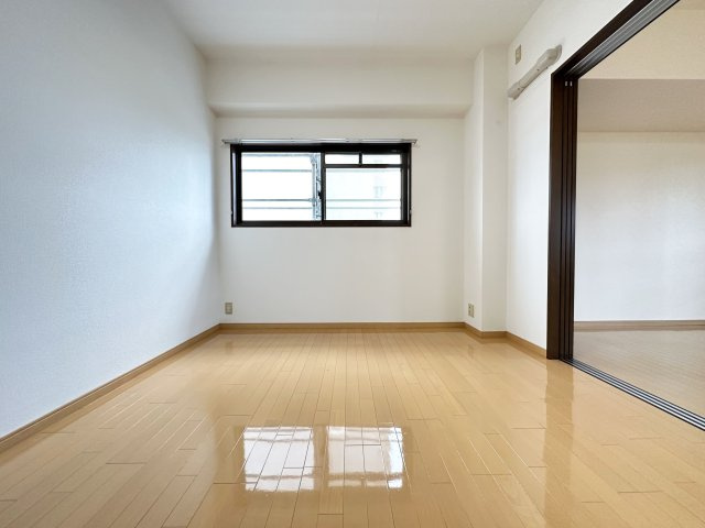 グランドール桜井の洋室