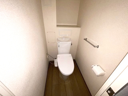 パークタウン五領第８団地５号棟（504）のトイレ|収納棚もあり便利です