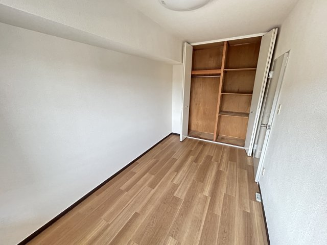 パークタウン五領第８団地５号棟（504）の洋室|南側洋室 （５帖） 収納も豊富です