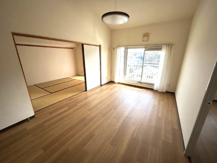 パークタウン五領第８団地５号棟（504）の居間・リビング|窓が大きく明るいリビングです