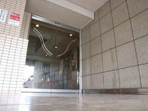 明和ハイツ南江口のエントランス