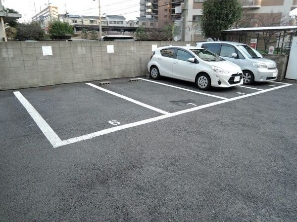 明和ハイツ南江口の駐車場