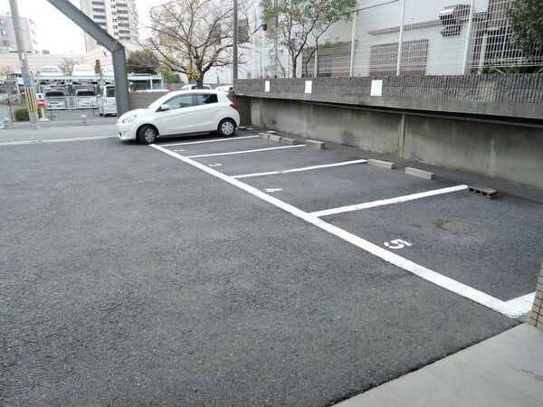 明和ハイツ南江口の駐車場