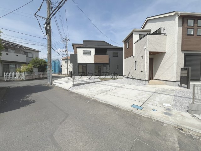 狭山市柏原・全3棟　新築一戸建　2号棟　の前面道路含む現地写真