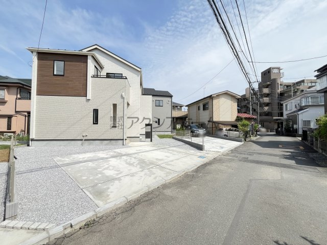 狭山市柏原・全3棟　新築一戸建　2号棟　の前面道路含む現地写真