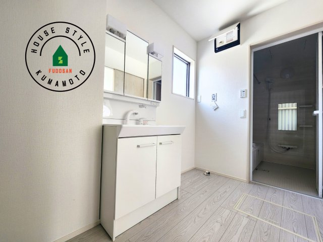 菊池郡大津町美咲野4丁目第1-1棟（1号棟）　の脱衣所|ゆとりの洗面スペースで朝の身支度もスムーズに。暮らしを快適に変えるシャワー付洗面台です！