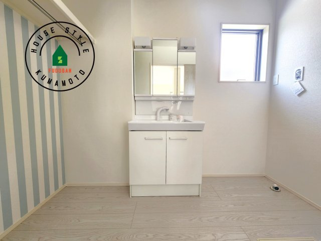 菊池郡大津町美咲野4丁目第1-1棟（1号棟）　の独立洗面台|毎日使うものだから清潔な空間を保ちたい水回り。洗面にはそんな願いを解消させてくれる収納アイデアが満載です。三面鏡の裏側にはキャビネットが現れ小物から背の高い物まで収納できます。