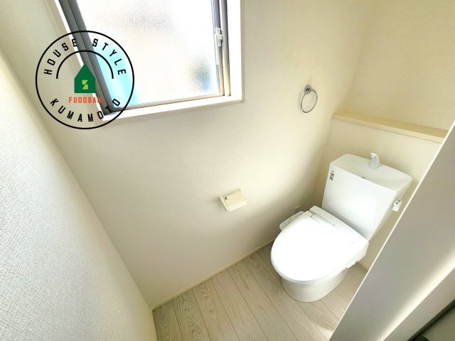 菊池郡大津町美咲野4丁目第1-1棟（1号棟）　のトイレ|温水洗浄便座を完備しております。2ヶ所にトイレがあるのは朝の慌ただしい時間も安心です。