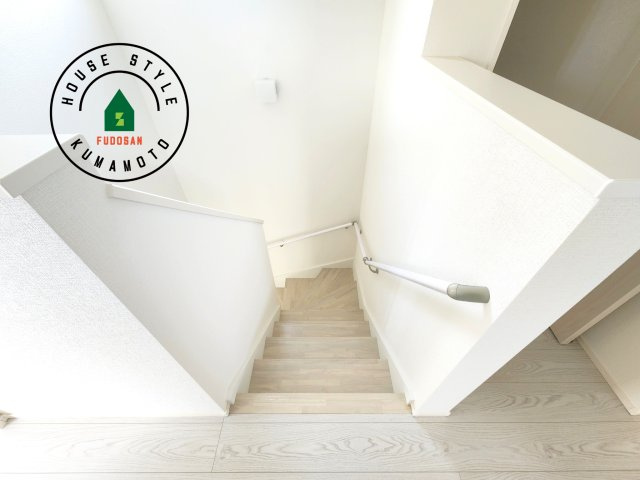 菊池郡大津町美咲野4丁目第1-1棟（1号棟）　の内装|＜手すり付階段＞手すりがないと階段の昇り降りで危険なことはもちろん、壁に手をつきながら歩くことで壁紙が汚れやすくなります。すべての方に快適に昇り降りしていただくため、手すりを設置しました。