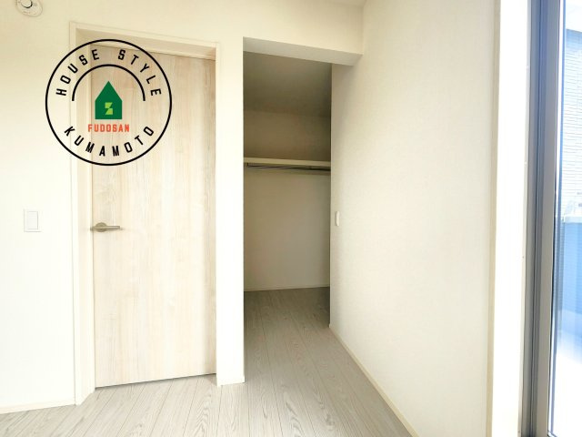 菊池郡大津町美咲野4丁目第1-1棟（1号棟）　の収納|洋服や大きな荷物が多い方や人数の多いご家族などは、一般的なクローゼットよりもウォークインクローゼットのほうが使い勝手が良いです。