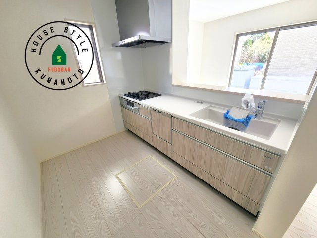 菊池郡大津町美咲野4丁目第1-1棟（1号棟）　のキッチン|ダイニングテーブルへの配膳がラクラク、お料理はかどるカウンター付きシステムキッチン！