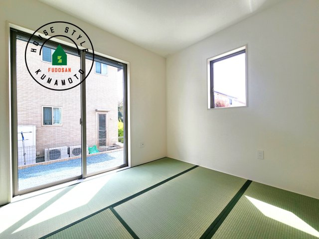 菊池郡大津町美咲野4丁目第1-1棟（1号棟）　の和室|和室を上手に活用すると暮らし方の幅が広がります。例えば普段は開け放して、子供の小さいうちはお昼寝や遊びのスペースに。畳はソフトなので転んでもケガをしにくく安心です