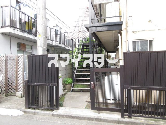 立川市高松町２丁目のアパートのエントランス