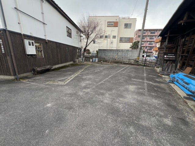 新川町6丁目貸店舗の駐車場