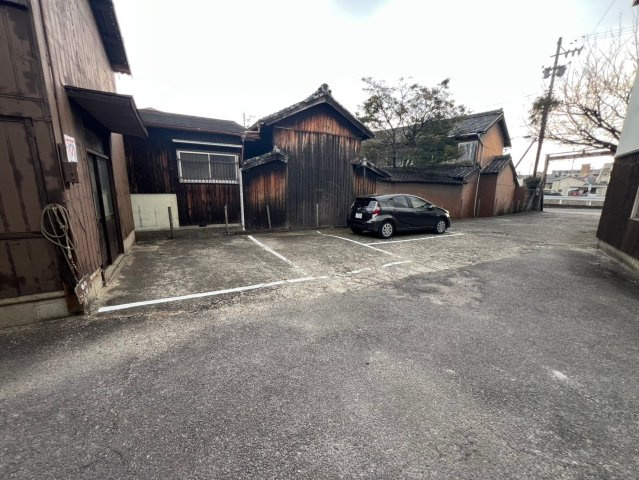 新川町6丁目貸店舗の駐車場
