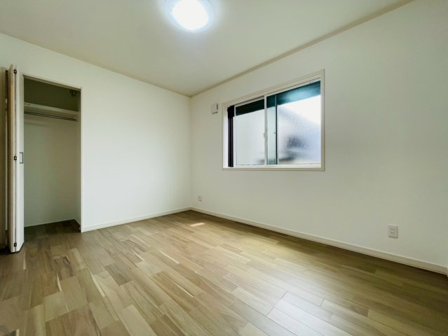 新築戸建　岐阜市加納前田　全1区画分譲の洋室|全居室にたっぷり収納できる大型収納を設置。窓ガラスは断熱性能や結露防止効果の高いペアガラスです。