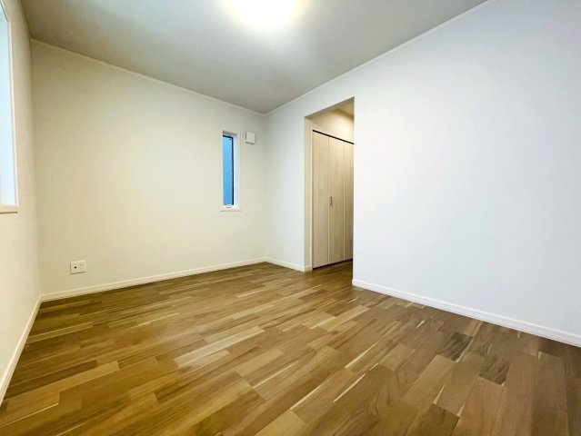 新築戸建　岐阜市加納前田　全1区画分譲の洋室|全居室にたっぷり収納できる大型収納を設置。窓ガラスは断熱性能や結露防止効果の高いペアガラスです。