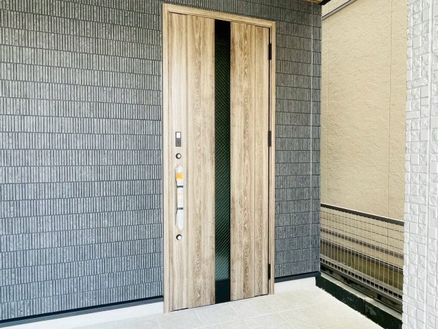 新築戸建　岐阜市加納前田　全1区画分譲の玄関|玄関ドアの鍵はディンプルキーと内側はサムターンキーになっており防犯性の高い仕様になっています。