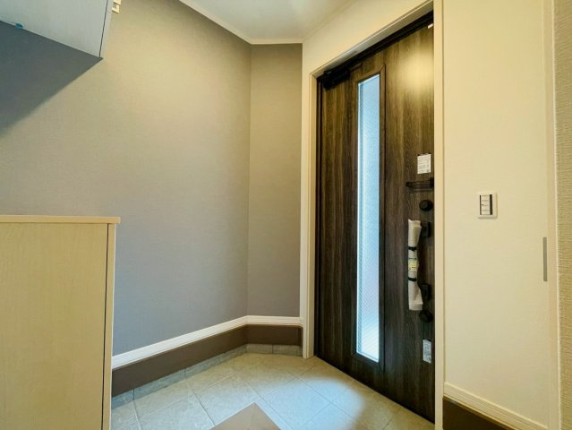 新築戸建　岐阜市加納前田　全1区画分譲の玄関|大容量のシューズ収納付きで玄関周りもすっきり！玄関ドアからの光が玄関ホールを明るくしてくれます。