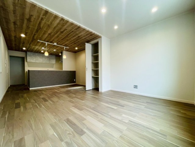 新築戸建　岐阜市加納前田　全1区画分譲の居間・リビング|南向きで日当たりもよく大きな窓がリビング全体に光と風を運びます。ご家族でゆとりある暮らしができます。