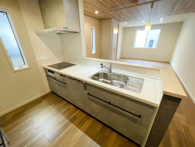 新築戸建　岐阜市加納前田　全1区画分譲のキッチン|機能的なシステムキッチンです。収納力に優れた大容量の引出しでキッチン回りがスッキリ片付きます。