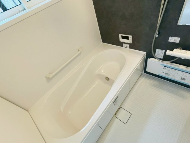 新築戸建　岐阜市加納前田　全1区画分譲の浴室|１坪タイプのバリアフリー設計でゆったりとくつろげる浴室・浴槽です。タイル床でカビの発生を抑制します。