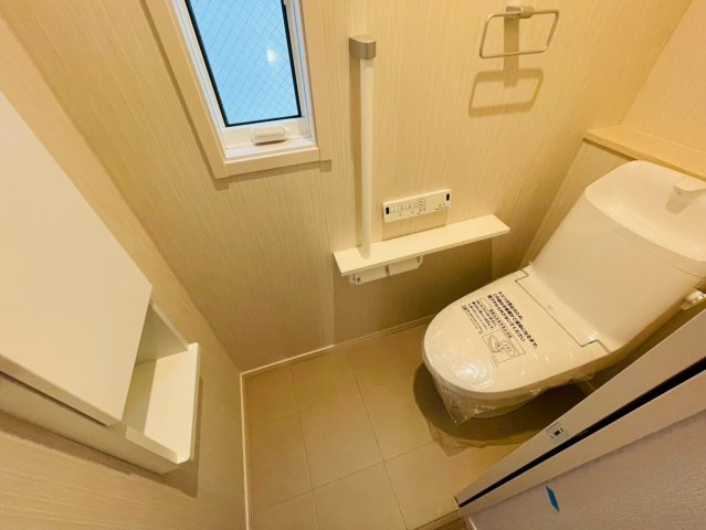 新築戸建　岐阜市加納前田　全1区画分譲のトイレ|節水省エネの温水洗浄便座です。お掃除のしやすさを究めたフチなし形状でお手入れ楽々。