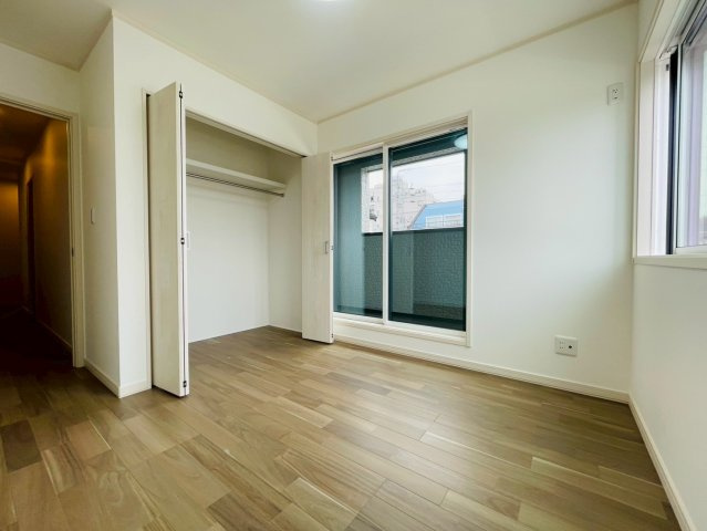 新築戸建　岐阜市加納前田　全1区画分譲の洋室|全居室にたっぷり収納できる大型収納を設置。窓ガラスは断熱性能や結露防止効果の高いペアガラスです。