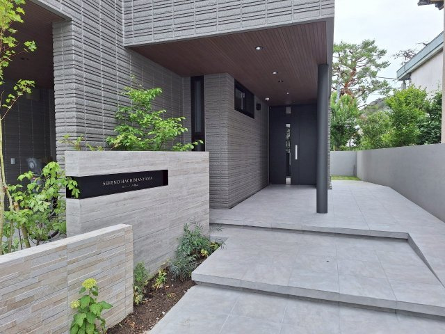 セレーノ八幡山のエントランス