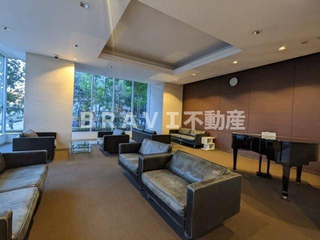 ファインシティ大阪城公園 BRAVI不動産のロビー|ピアノの演奏もできるロビー！
